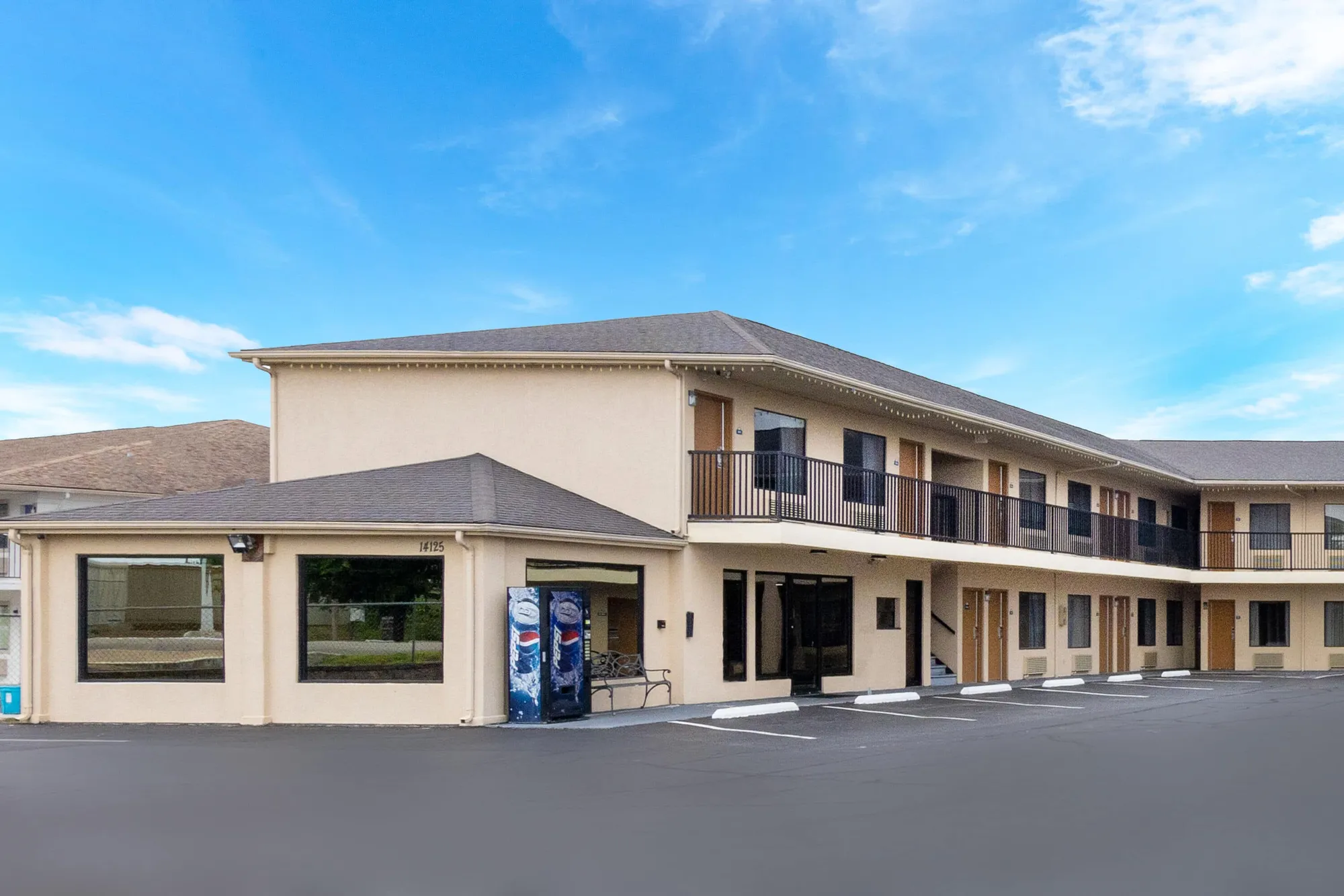 Days Inn by Wyndham St. Robert exterior in daylight