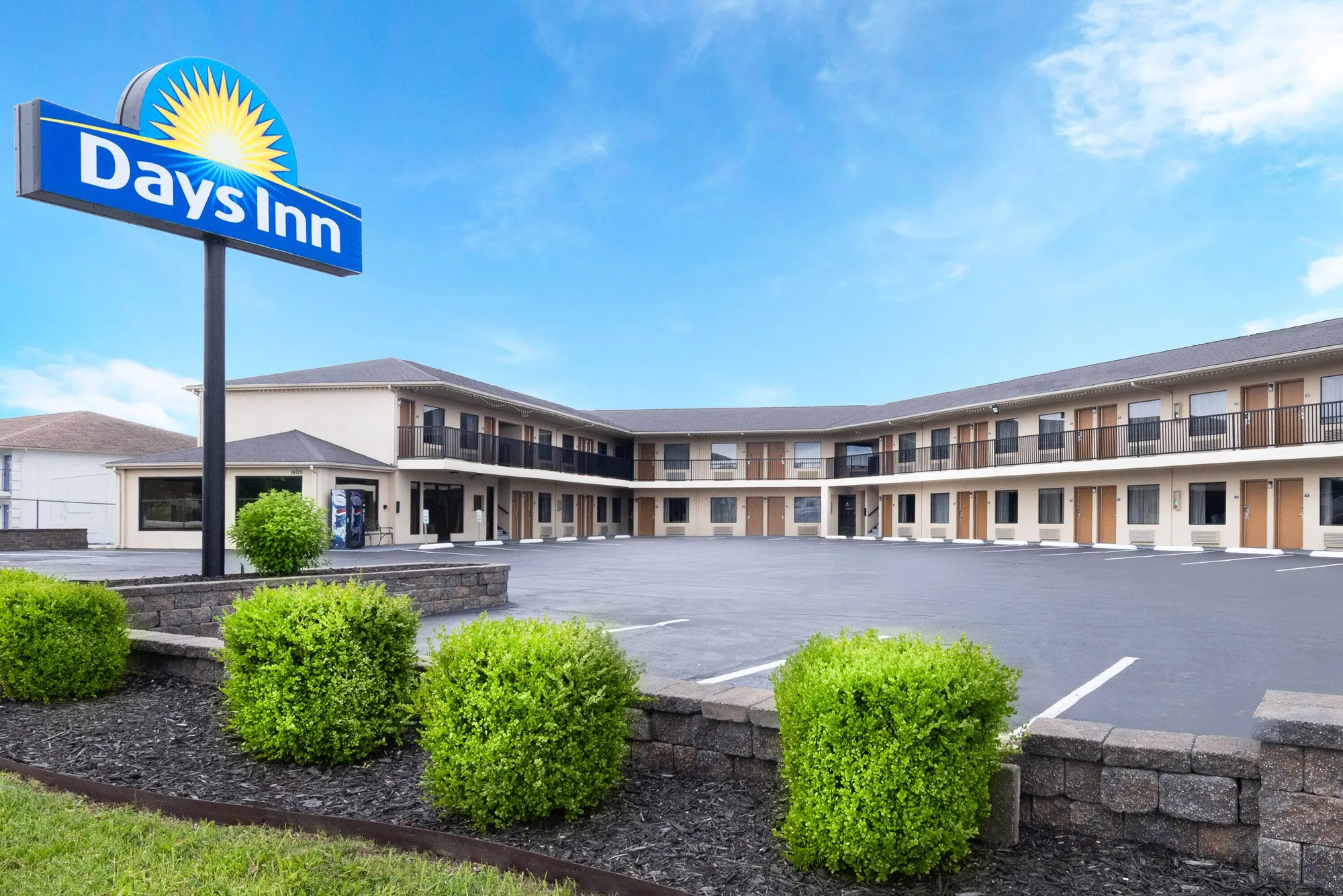 Days Inn by Wyndham St. Robert building exterior